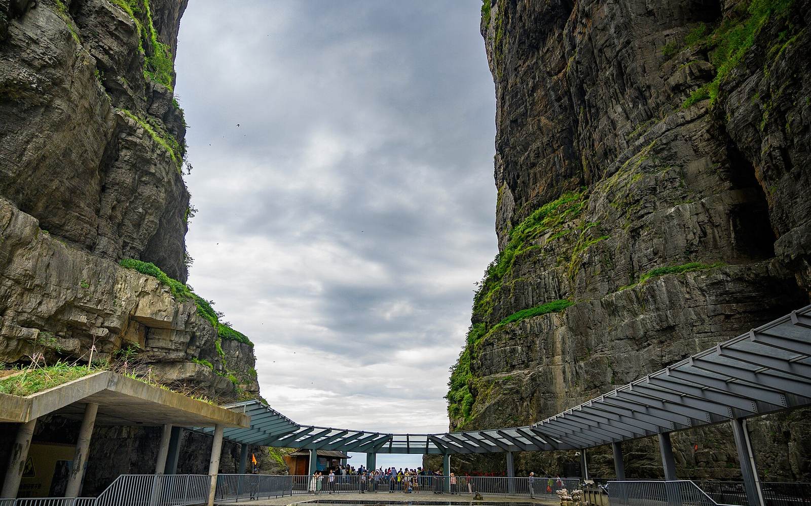 Tianmen Cave, the natural arch pierced through Tianmen Mountain